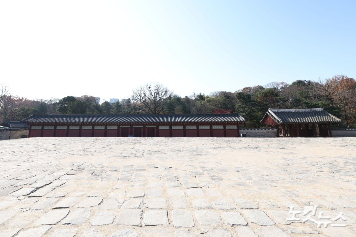 유네스코 세계유산인 종묘 앞 세운4구역 재개발사업의 고층 빌딩 조성 계획에 정부와 유네스코가 우려를 나타내는 등 정부와 서울시의 갈등이 이어지고 있는 가운데 19일 서울 종로구 종묘 정전 하월대에서 바라본 세운4구역 재개발 사업지 방향.