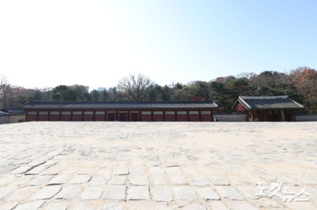 유네스코 세계유산인 종묘 앞 세운4구역 재개발사업의 고층 빌딩 조성 계획에 정부와 유네스코가 우려를 나타내는 등 정부와 서울시의 갈등이 이어지고 있는 가운데 19일 서울 종로구 종묘 정전 하월대에서 바라본 세운4구역 재개발 사업지 방향.