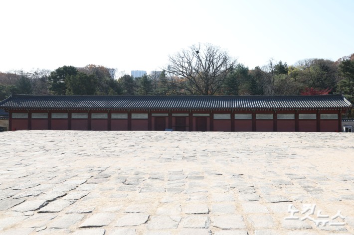 유네스코 세계유산인 종묘 앞 세운4구역 재개발사업의 고층 빌딩 조성 계획에 정부와 유네스코가 우려를 나타내는 등 정부와 서울시의 갈등이 이어지고 있는 가운데 19일 서울 종로구 종묘 정전 하월대에서 바라본 세운4구역 재개발 사업지 방향.