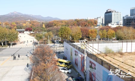 유네스코 세계유산인 종묘 앞 세운4구역 재개발사업의 고층 빌딩 조성 계획에 정부와 유네스코가 우려를 나타내는 등 정부와 서울시의 갈등이 이어지고 있는 가운데 19일 서울 종로구 종묘와 세운 4구역 재개발 공사 현장 모습.