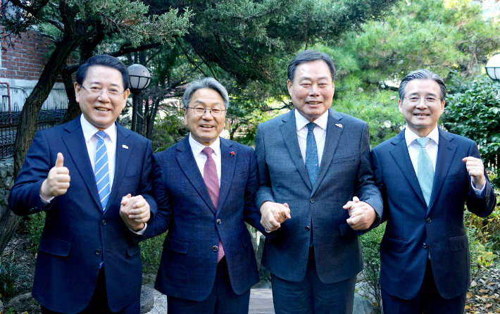 김영록 전라남도지사(왼쪽)가 19일 서울에서 광주 민간·군 공항 통합이전 현안 논의와 관련, 김용범 대통령실 정책실잘(오른쪽), 강기정 광주광역시장(왼쪽 두 번째), 김산 무안군수와 간담회를 한 후 기념촬영을 하고 있다. 대통령실 제공