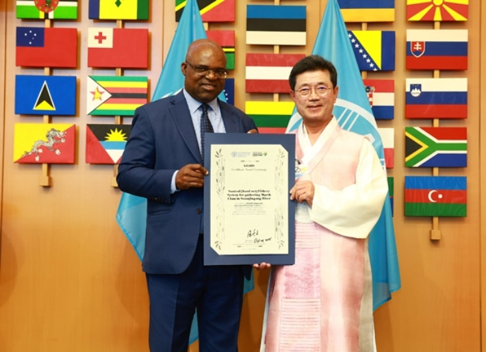 정인화 광양시장이 지난달 31일 이탈리아 로마 FAO 본부에서 열린 '세계중요농업유산(GIAHS) 인증서 수여식'에서 섬진강 재첩잡이 손틀어업 인증서를 받고 있다. 광양시 제공 