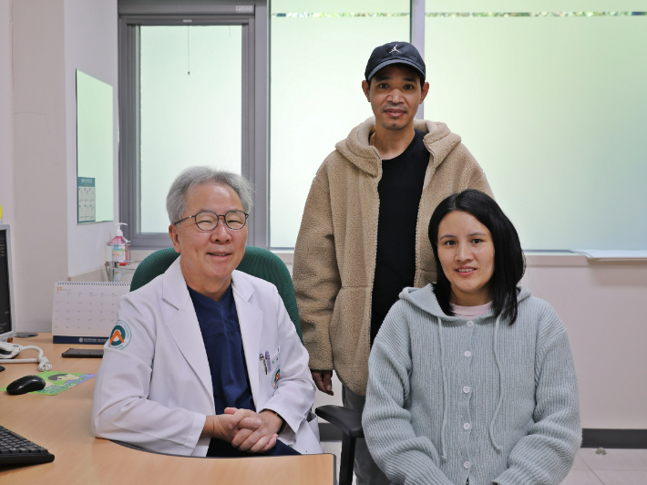 울산대학교병원이 울산에서 처음으로 외국인 가족 사이의 생체 간이식에 성공했다. 네팔 국적 바하달-프랍티기싱 부부. 울산대병원 제공