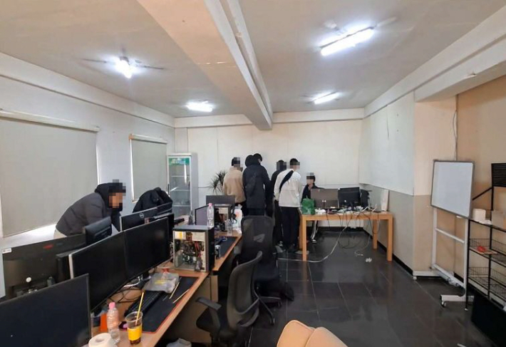 부산경찰청 형사기동대가 투자리딩 사기 조직의 콜센터를 급습하는 모습. 부산경찰청 제공