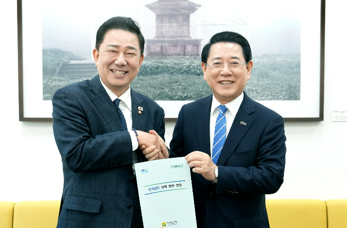 김영록 전라남도지사(오른쪽)가 19일 서울 국회에서 김병기 더불어민주당 원내대표와 면담을 갖고 2026년 국고 핵심사업 해결을 위한 건의 및 협조를 요청하고 있다. 전라남도 제공