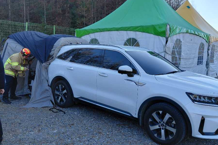 지난 18일 오후 2시 36분쯤 강원 태백시 혈동 태백산 유일사 탐방로 입구 주차장에 세워진 차량에서 40~50대 부부가 숨진 채 발견됐다. 강원소방본부 제공