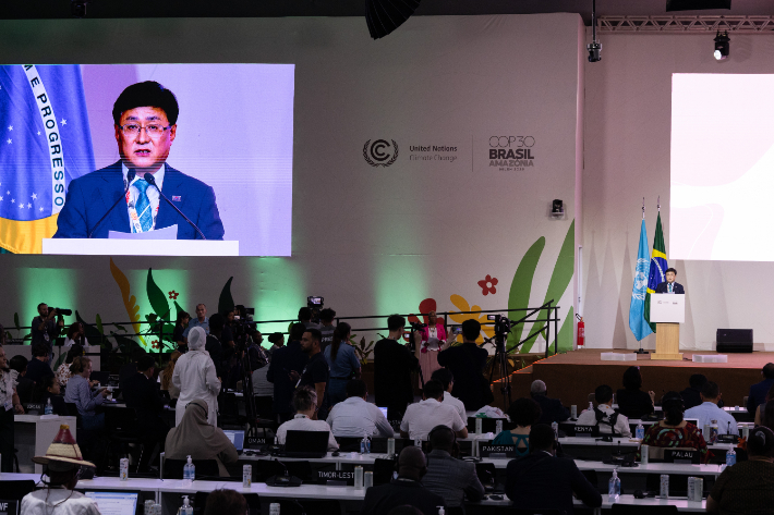 김성환 기후에너지환경부 장관이 17일(현지시간) 브라질 벨렝에서 열린 제30차 유엔기후변화협약당사국총회(COP30)에서 2035 NDC 목표에 대해 고위급 연설을 하고 있다. 연합뉴스 