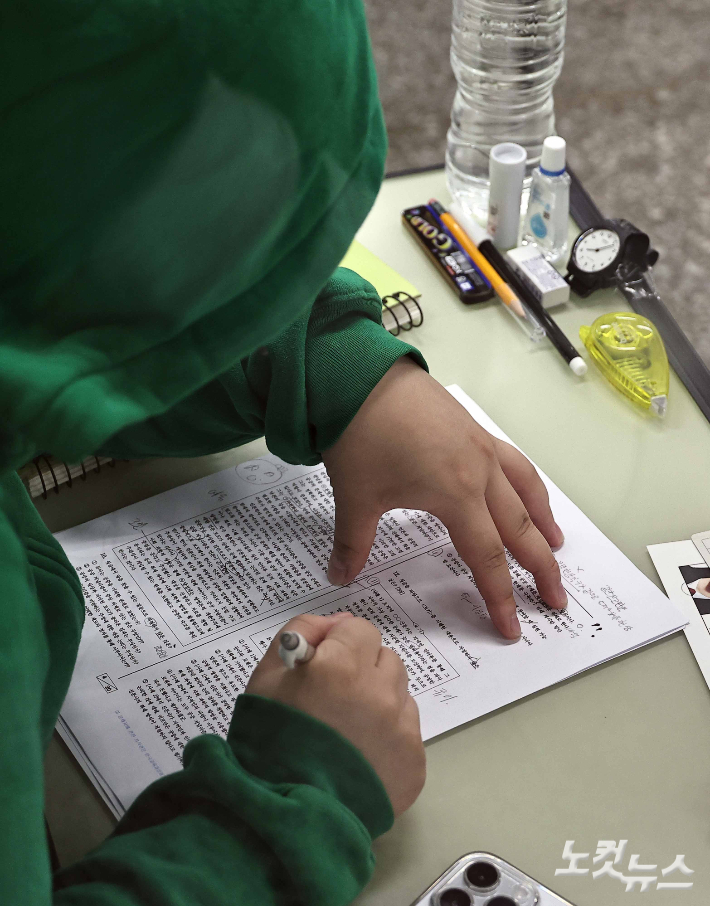 2026학년도 대학수학능력시험이 치러진 13일 오전 광진구 광남고에 마련된 서울시교육청 제20시험지구 제3시험장에 입실을 완료한 수험생들이 막바지 점검을 하고 있다. 사진공동취재단