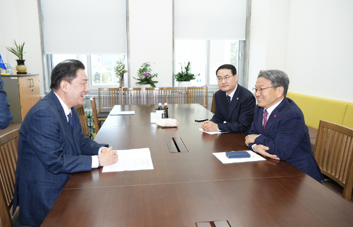 강기정 광주광역시장이 19일 국회를 방문해 김병기 민주당 원내대표에게 '2026년도 광주시 핵심 국비 사업'의 필요성을 설명하고 내년도 예산에 추가 반영될 수 있도록 요청하고 있다. 광주시 제공