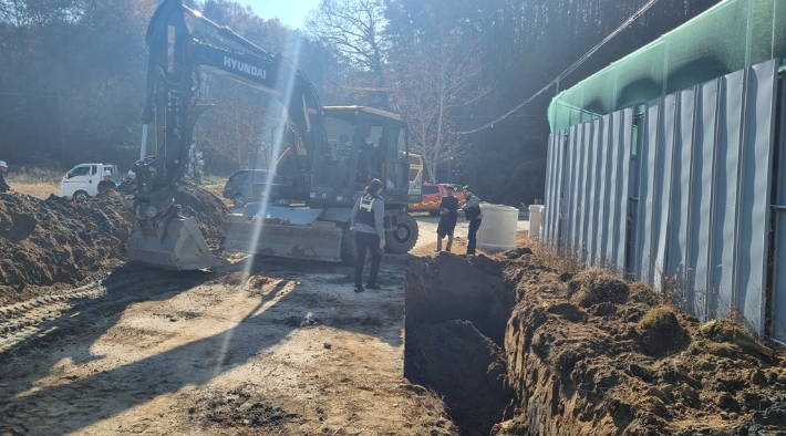 19일 오전 10시 27분쯤 경북 안동시 송현동의 한 군부대 훈련장 신축 현장에서 A씨가 하수도 배관공사 작업 도중 벽면에 있던 토사물에 깔려 숨졌다. 경북소방본부 제공