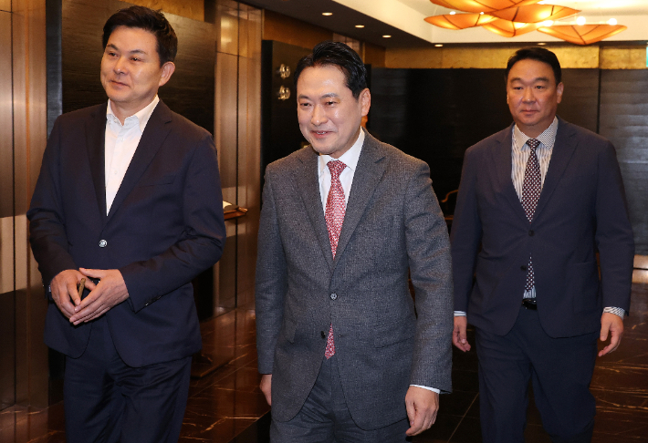 국민의힘 장동혁 당 대표(가운데)가 19일 중진의원들과의 모임을 위해 서울 여의도에 있는 한 식당으로 들어가고 있다. 김태호 의원(왼쪽)과 정희용 의원(오른쪽)이 함께 들어가는 모습. 연합뉴스