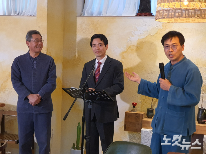 지난해 11월 공동 북 콘서트 당시. 왼쪽부터 정홍순 시인, 정영석 목사(구례 외곡교회), 김종옥 시인. 고영호 기자