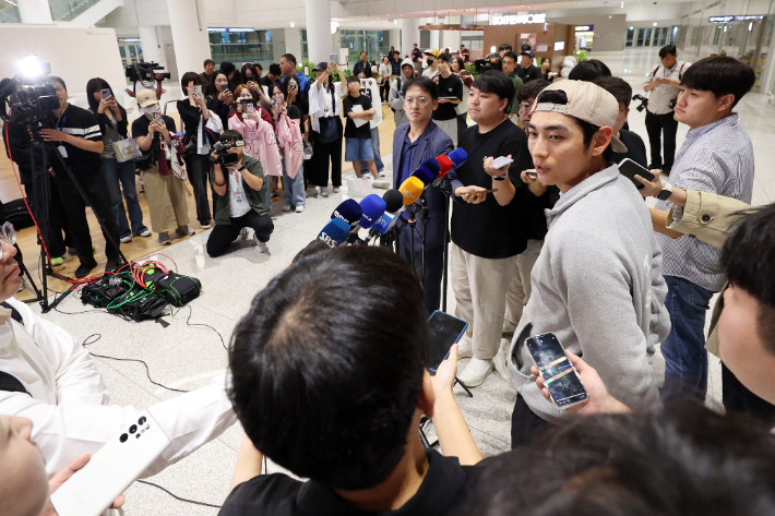 미국프로야구 메이저리그(MLB)에서 두 번째 시즌을 마친 샌프란시스코 자이언츠 이정후가 지난 9월 30일 인천국제공항을 통해 귀국한 뒤 취재진의 질문에 답하고 있다. 연합뉴스