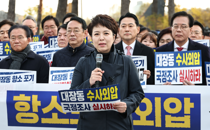 국민의힘 김은혜 의원이 17일 서울 용산구 대통령실 앞에서 열린 '대장동 항소포기 외압 진상규명 국정조사 촉구 기자회견'에서 발언하고 있다. 연합뉴스