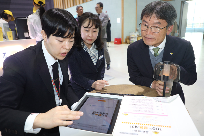 천창수 울산시교육감이 11월 19일 '울산교육 우리아이 북카페' 복합체험 공간에서 인공지능(AI) 맞춤형 학습을 체험하고있다. 울산광역시교육청 제공