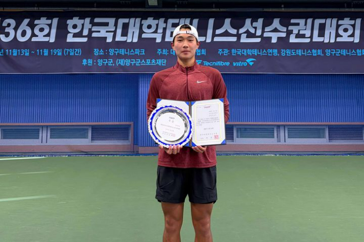 울산대학교 테니스부 이웅비(스포츠과학부 2년) 선수가 제36회 한국대학테니스선수권대회 남자 단식에서 우승을 차지했다. 울산대 제공