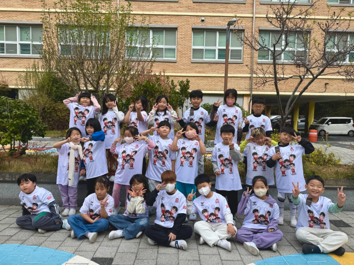 응원티셔츠를 전달받은 부산 강서구 송정초 1학년 학생들. OK저축은행 제공