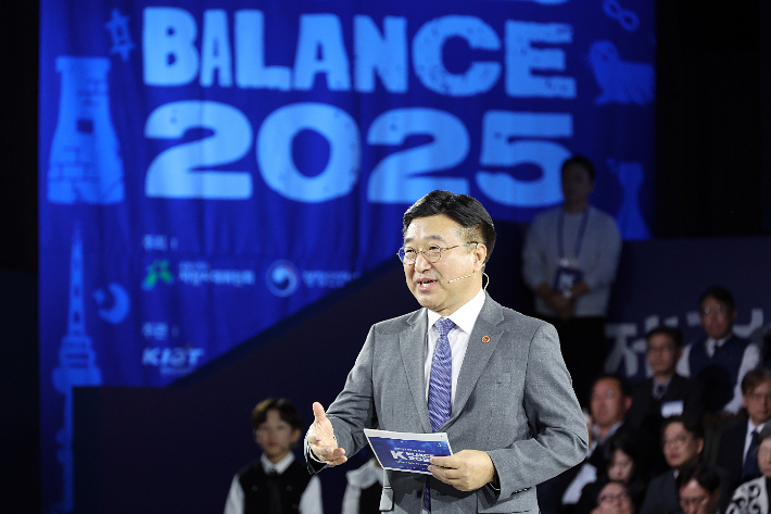 윤호중 행정안전부 장관이 19일 울산전시컨벤션센터에서 열린 2025 대한민국 지방시대 엑스포 지방자치 및 균형발전의 날 기념식에서 지방자치 미래비전 발표를 하고 있다. 행정안전부 제공