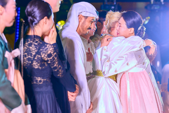 이재명 대통령과 함께 UAE를 국빈 방문 중인 김혜경 여사가 18일(현지시간) 아부다비 대통령궁에서 열린 한-UAE 문화교류 행사가 끝난 뒤 소프라노 조수미와 포옹하고 있다. 공동취재 제공