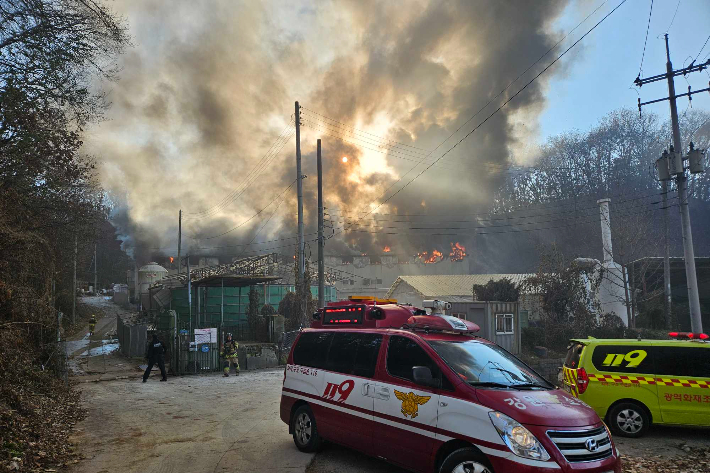 19일 오후 2시 49분쯤 강원 원주시 지정면 돈사에서 불이 나 약 1시간 만에 꺼졌다. 강원소방본부 제공
