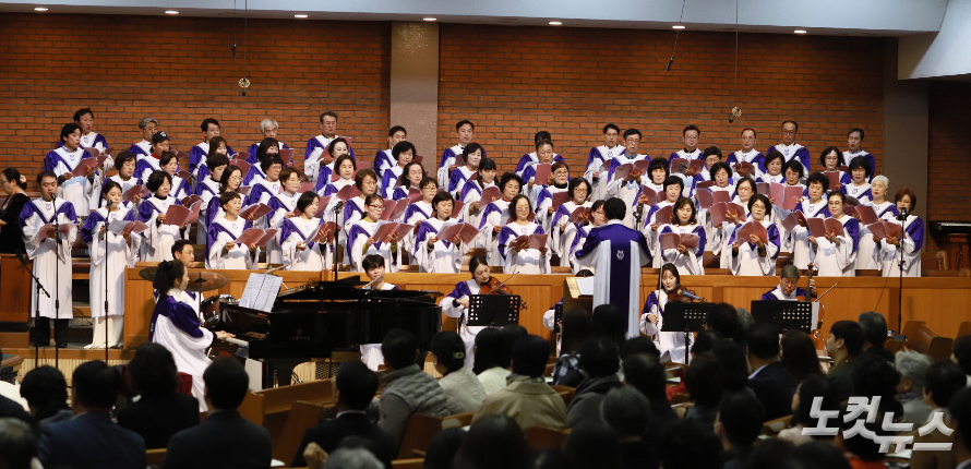남광교회 연합찬양대(지휘 채범석)이 '송축해 내 영혼'을 합창하고 있다. 한세민 교계기자