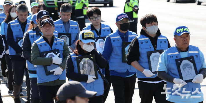 12.29 무안공항 제주항공 여객기 참사 유가족들이 1일 서울 용산구 대통령실로 영정 사진을 들고 행진하고 있다. 류영주 기자