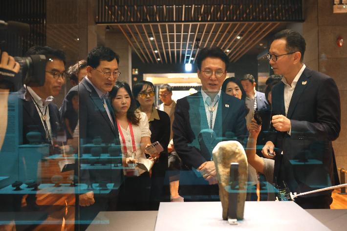 APEC 정상회의 점검을 위해 지난 7월 국립경주박물관을 찾은 김민석 국무총리가 주낙영 경주시장과 함께 전시실을 둘러보고 있다. 경주시 제공