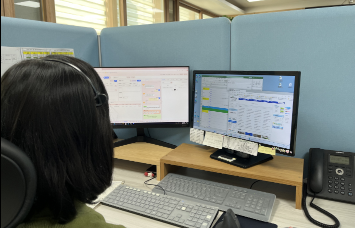 경주시 바로콜센터 상담 직원이 시민 문의를 처리하고 있다. 경주시 제공