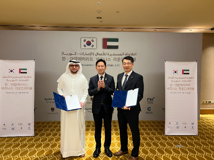 우리나라 자율주행 전문 기업 오토노머스A2Z와 UAE의 국영 기업 SPACE42 간 MOU 체결식이 배경훈(가운데) 과학기술부총리 겸 과기정통부 장관이 참석한 가운데 19일 UAE에서 열렸다. 과기정통부 제공