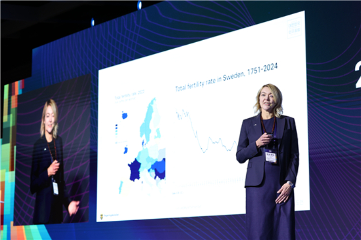 18일 서울 여의도 FKI타워 그랜드볼룸에서 CBS와 보건복지부 공동주최로 열린 2025 대한민국 인구포럼에서 오사 한슨 스웨덴 출산율국가조사위원장이 '출산율 1.43의 경고: 복지국가의 다음 과제는 무엇인가'을 주제로 기조 발제하고 있다. CBS 사회공헌센터