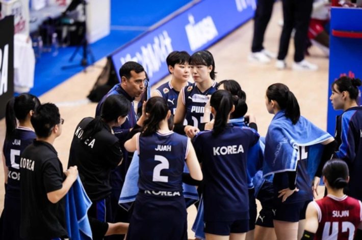 모랄레스 전 감독(중앙)의 작전 지시를 듣는 여자배구 대표팀 선수들. FIVB 홈피 캡처