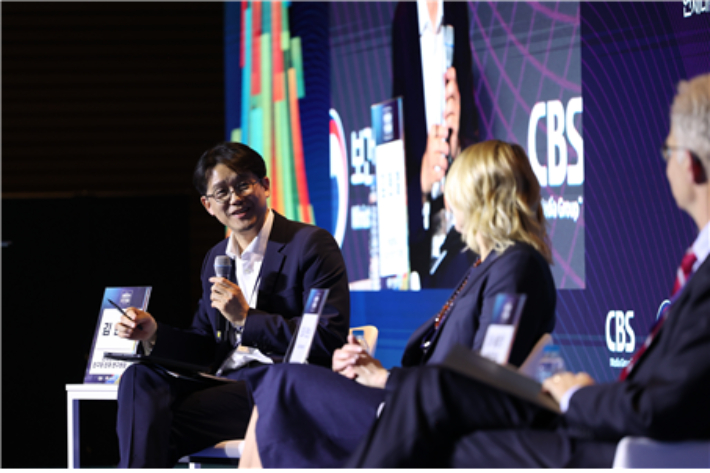 18일 서울 여의도 FKI타워 그랜드볼룸에서 CBS와 보건복지부 공동주최로 열린 2025 대한민국 인구포럼에서 김현철 연세대학교 인구와 인재 연구원장이 '새로운 기회와 도전'을 주제로 토론 세션의 사회를 진행하고 있다. CBS 사회공헌센터