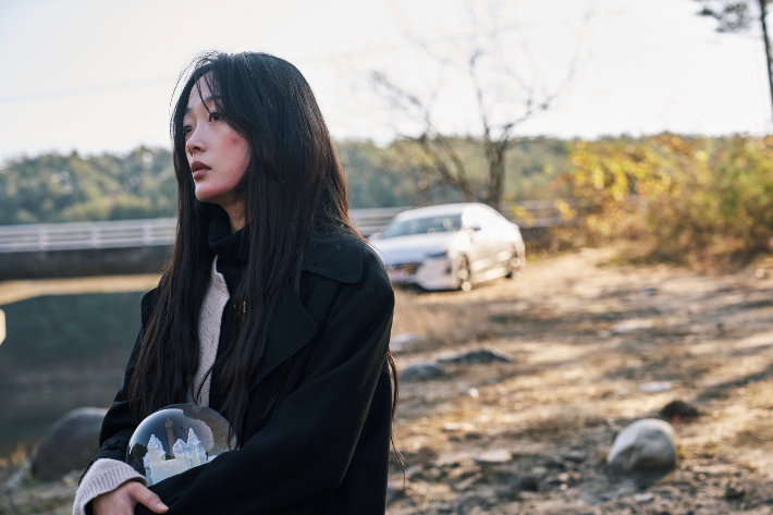 넷플릭스 시리즈 '당신이 죽였다'는 죽거나 죽이지 않으면 벗어날 수 없는 현실 앞에서 조은수(전소니)와 조희수(이유미)가 희수의 남편 노진표(장승조) 살인을 결심하는 내용을 다룬다. 넷플릭스 제공