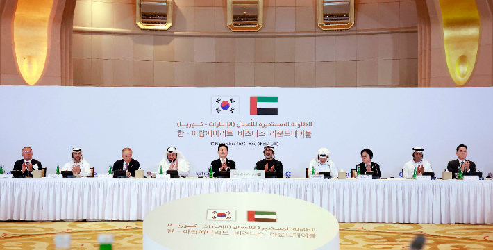 아랍에미리트(UAE)를 국빈 방문 중인 이재명 대통령이 19일(현지시간) 아부다비의 한 호텔에서 열린 한-UAE 비즈니스 라운드테이블에서 박수치고 있다. 연합뉴스