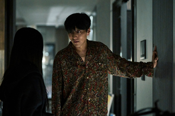 배우 이유미는 장승조와의 호흡에 대해 "평소 다정하고 배려가 많은 선배님"이라며 "현장에서도 섬세한 감정에 대해 많이 표현해 주시고 제스처, 동선에 대한 제안도 많이 해주셨다"고 말했다. 넷플릭스 제공