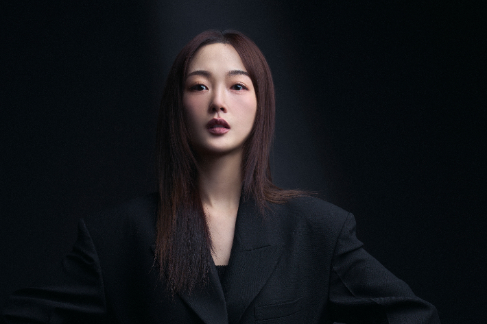 이유미는 지난해 출연한 넷플릭스 시리즈 'Mr. 플랑크톤'에 이어 '당신이 죽였다'에서도 여러 지역을 이동하며 촬영했다. 그는 "차에서 보내는 시간이 길어지다 보니 차에 집을 만들고 있었다"며 "바다에서 떠오르는 해를 바라보는데, 그 모습이 되게 아름다웠던 기억이 있다"고 말했다. 넷플릭스 제공