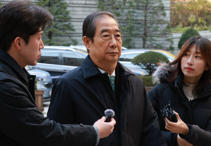 내란 우두머리 방조 혐의를 받는 한덕수 전 국무총리가 19일 서울 서초구 서울중앙지방법원에서 열린 속행 공판에 출석하고 있다. 연합뉴스