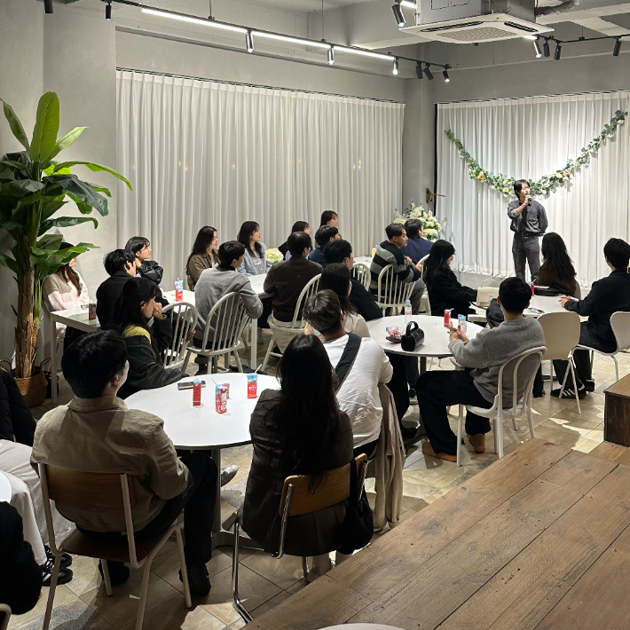 '설렘여행 in 경주' 행사에 참가한 미혼 남녀들이 레크리에이션 프로그램을 통해 서로 소통하고 있다. 경주시 제공