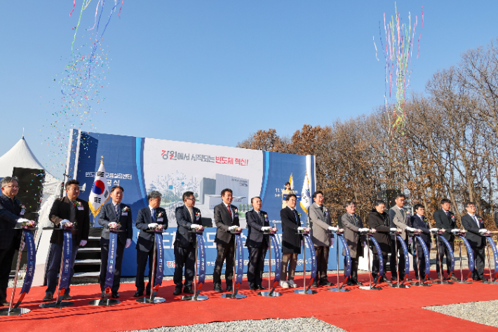 19일 원주 부론일반산업단지에서 열린 반도체 소모품 실증센터 착공식. 원주시 제공 