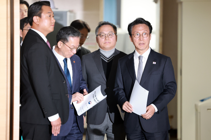 김민석 국무총리와 정성호 법무부 장관이 18일 정부서울청사에서 '론스타 국제투자분쟁(ISDS) 취소 신청'과 관련한 긴급 브리핑을 준비하고 있다. 연합뉴스