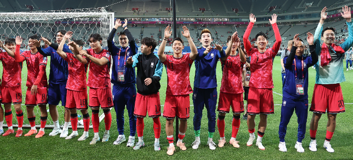 대한민국 축구 국가대표팀 선수들이 지난 6월 10일 서울월드컵경기장에서 열린 11회 연속 월드컵 본선 진출 축하 행사에서 관중들을 향해 손을 흔들고 있다. 연합뉴스