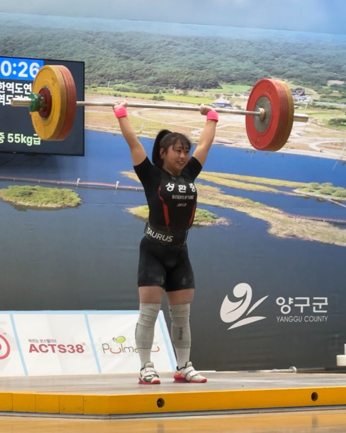 역도 여자 55㎏급 용상 한국 주니어 신기록을 수립한 정혜담의 경기 장면. 대한역도연맹 제공