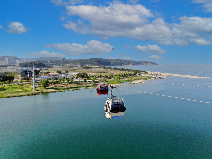 울진 왕피천공원과 케이블카. 울진군 제공
