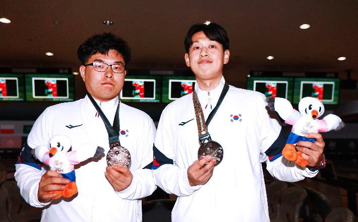 11월 19일 일본 도쿄 히가시야마토 그랜드볼에서 열린 볼링 남자 개인전에서 은메달을 획득한 박재웅 선수(오른쪽)와 동메달을 획득한 박지홍 선수(왼쪽)가 시상식에서 기념 촬영을 하고 있다. 도쿄=공동취재단