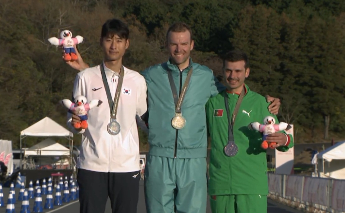 2025 도쿄데플림픽 사이클 남자 포인트레이스에서 은메달을 차지한 고병욱(왼쪽). 대한장애인사이클연맹 