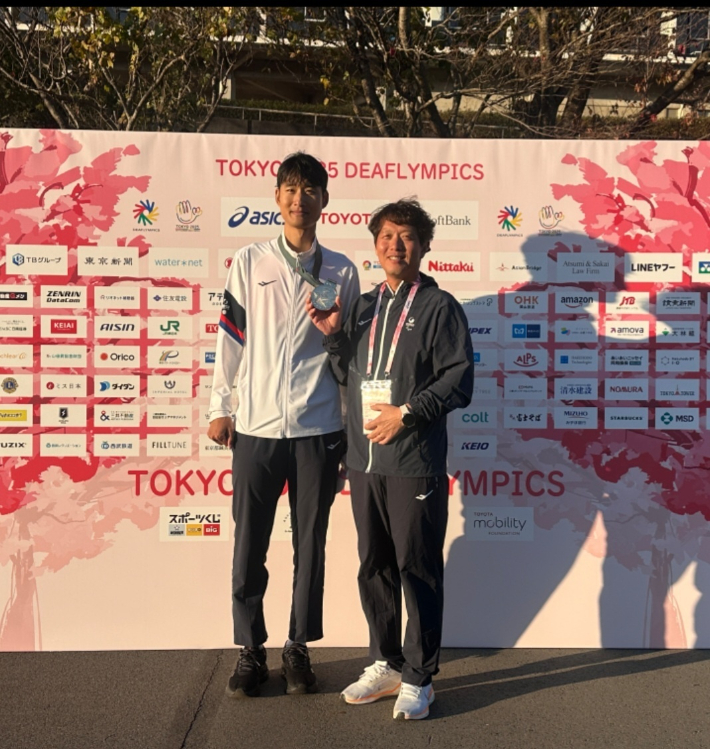 고병욱과 이영주 대표팀 감독. 연맹 