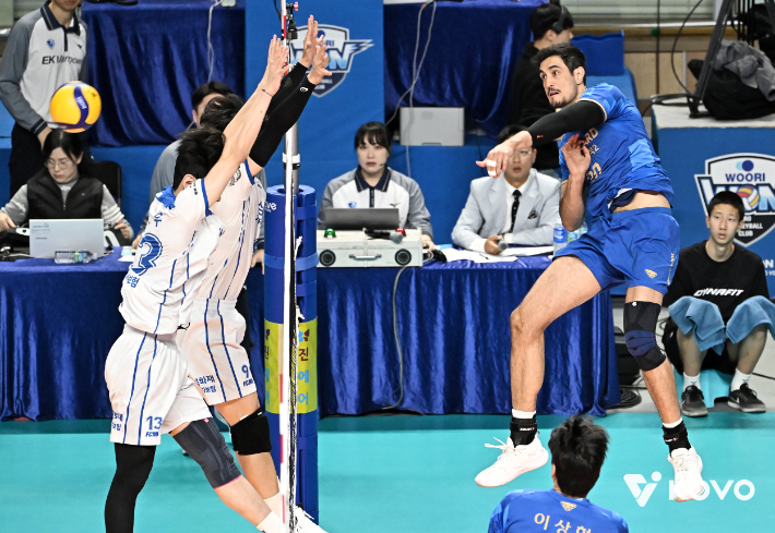 우리카드 아라우조가 삼성화재 블로커들을 뚫는 스파이크를 터뜨리고 있다. KOVO 