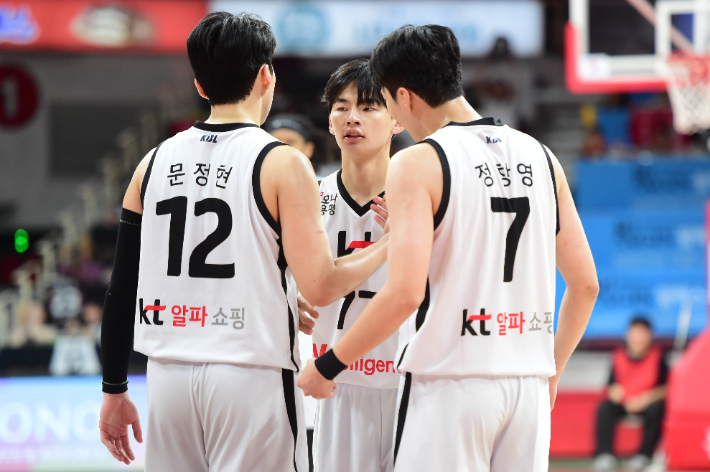 KT 루키 강성욱(가운데). KBL 제공