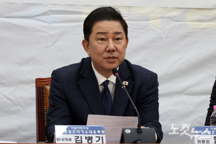 19일 서울 여의도 국회에서 열린 더불어민주당 정치검찰 조작기소대응 특별위원회 전체회의에서 김병기 원내대표가 발언을 하고 있다. 윤창원 기자