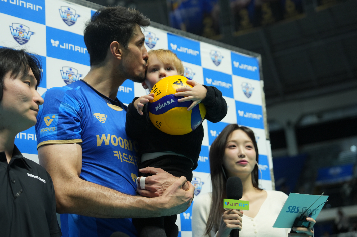 아라우조가 경기 후 아들 벤투를 안고 인터뷰에 나선 모습. 우리카드 